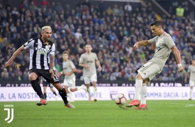 Ronaldo calcia e segna di mancino contro l'Udinese