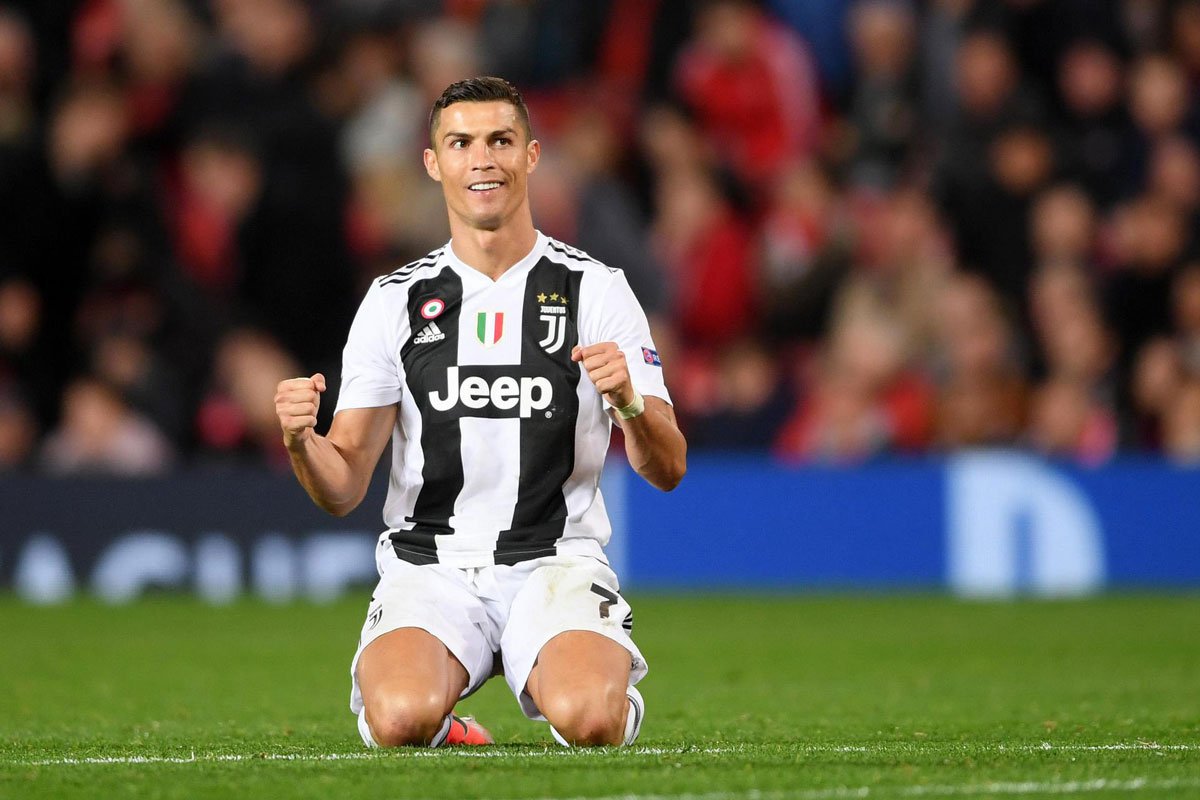 Ronaldo esulta in ginocchio a fine match per la vittoria sulla sua ex squadra di Manchester