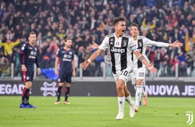 Dybala segna ed esulta dopo il suo goal lampo in Juventus-Cagliari 2018-2019, Serie A TIM